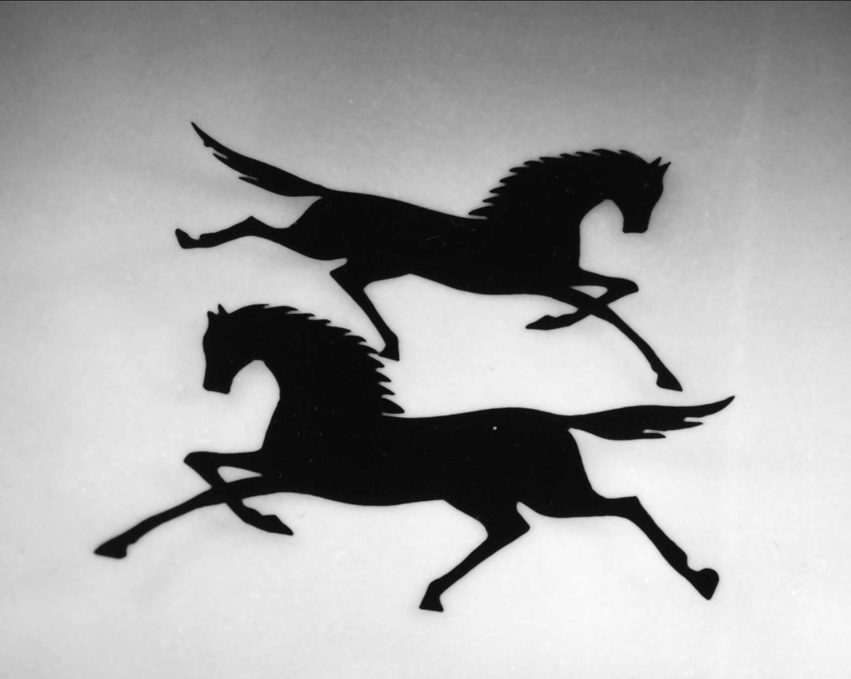 Reklambild för Hästens skofabrik i form av siluettklippt springande häst av brun papp=firmans logotype.