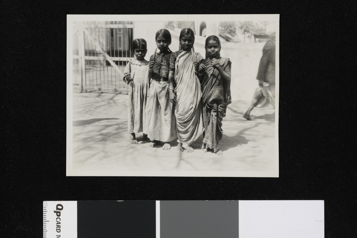 Fire jenter. Fotografi tatt i forbindelse med Elisabeth Meyers reise til India 1932-33.