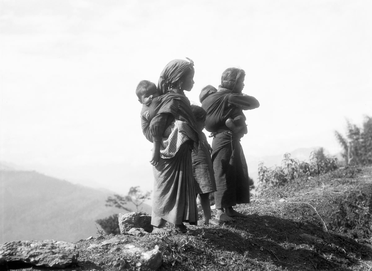 To indiske mødre i tolv års alderen. Vi har i alt 7 kopier i ulike størrelser og utsnitt.

Fotografi tatt i forbindelse med Elisabeth Meyers reise til India 1932-33.