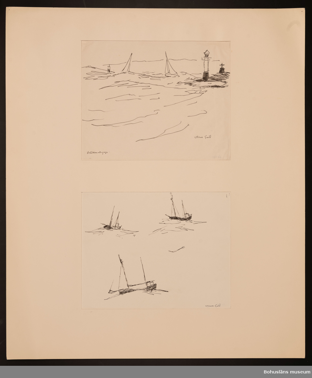 Kråsundsgap med sina fyrar, kummel och två seglare i hög sjö.
Tre båstudier av fraktskuta i hög sjö.