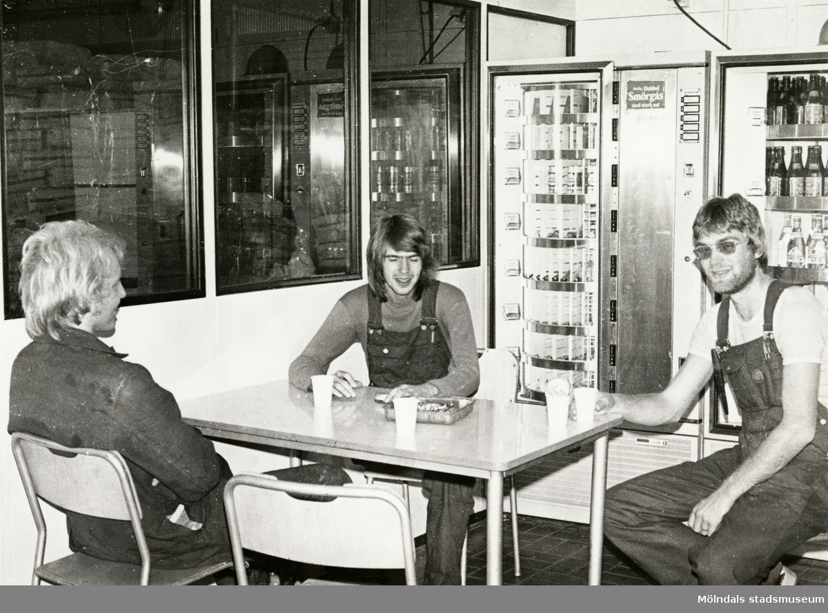 Tre män fikar i lunchrummet på fabriken Soab Berol Kemi i Mölndals Kvarnby, år 1977.