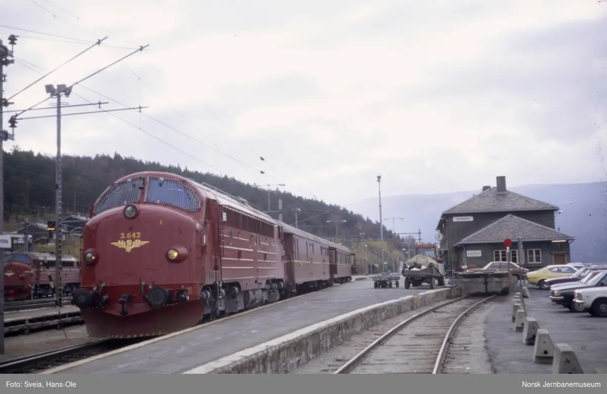 Diesellokomotiv Di 3 643 med persontog til Åndalsnes, tog 2353, på Dombås stasjon