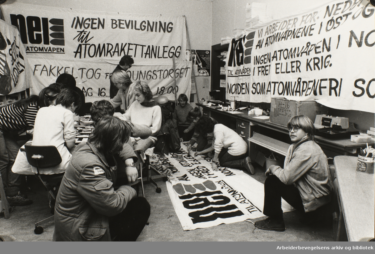 Nei til atomvåpen, november 1982. Bildetekst Arbeiderbladet: "Full forberedelse av kjempetransparenter i Nei til atomvåpen sine lokaler."