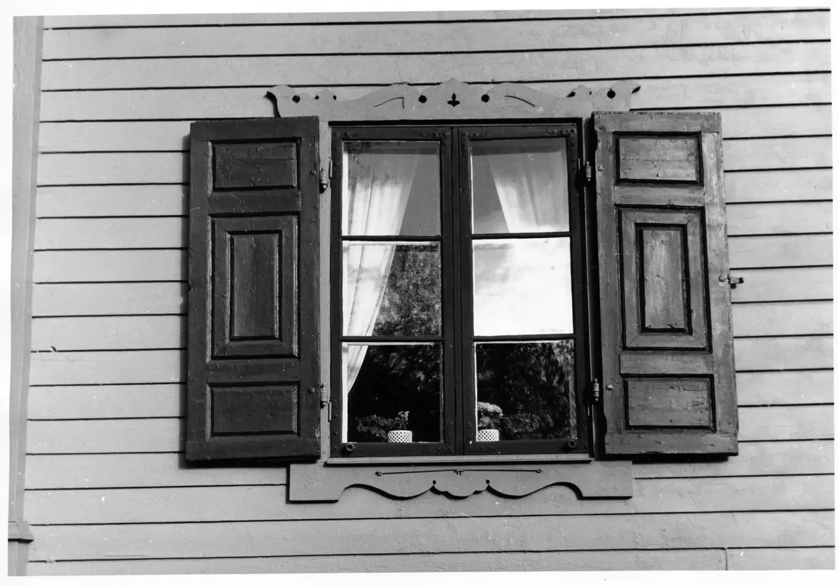 Herrängens gård 1972. 
Fönster med luckor på södra sidan. 
Fotograf Stig Jonsson.