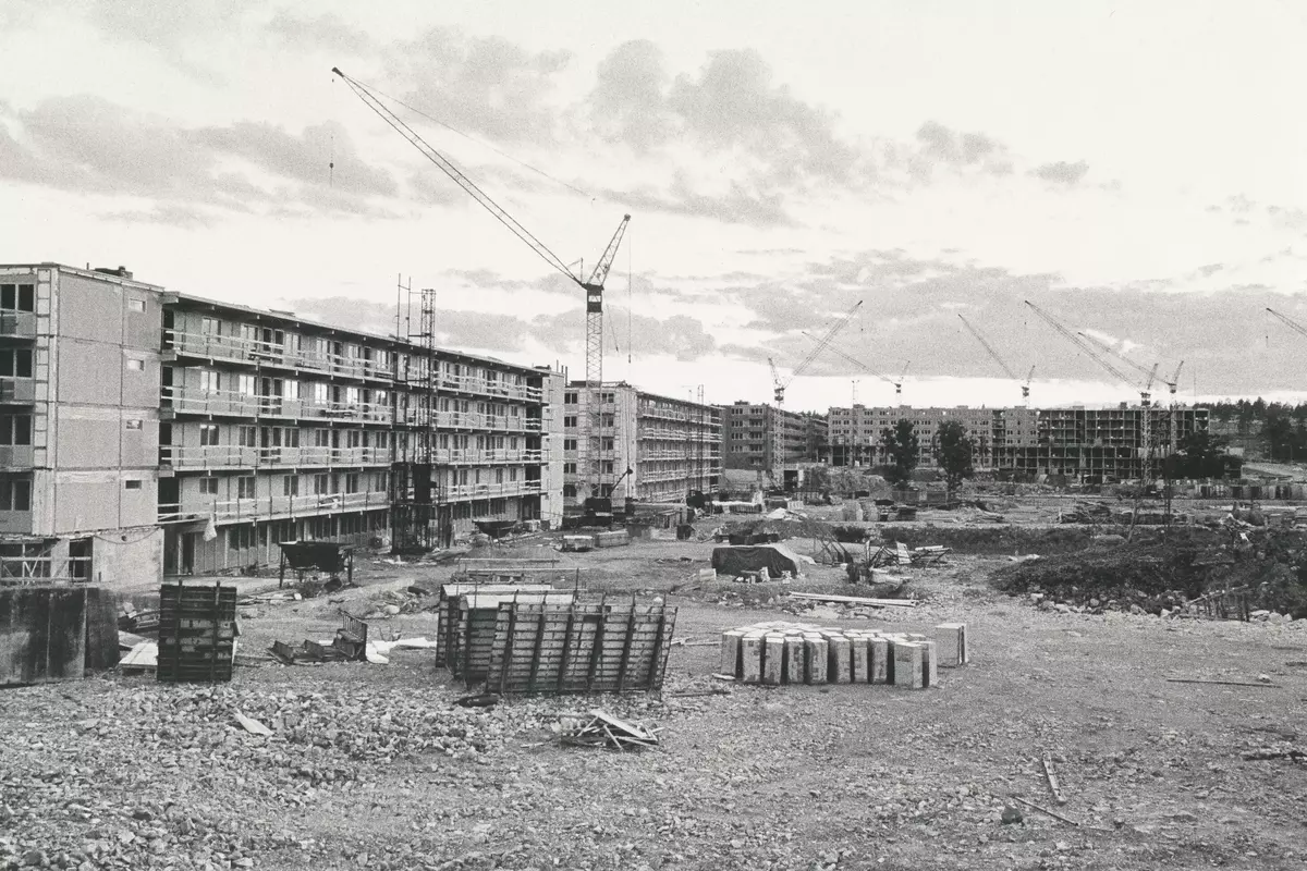 Vy från Lakegatan i Fisksätra. Foto tidigt 1970-tal. Fisksätra lokalhistoriska arkiv. 