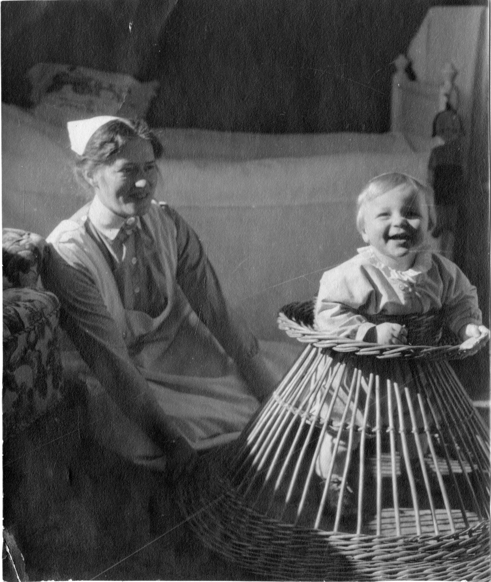 Foto av kvinne og smilende barn