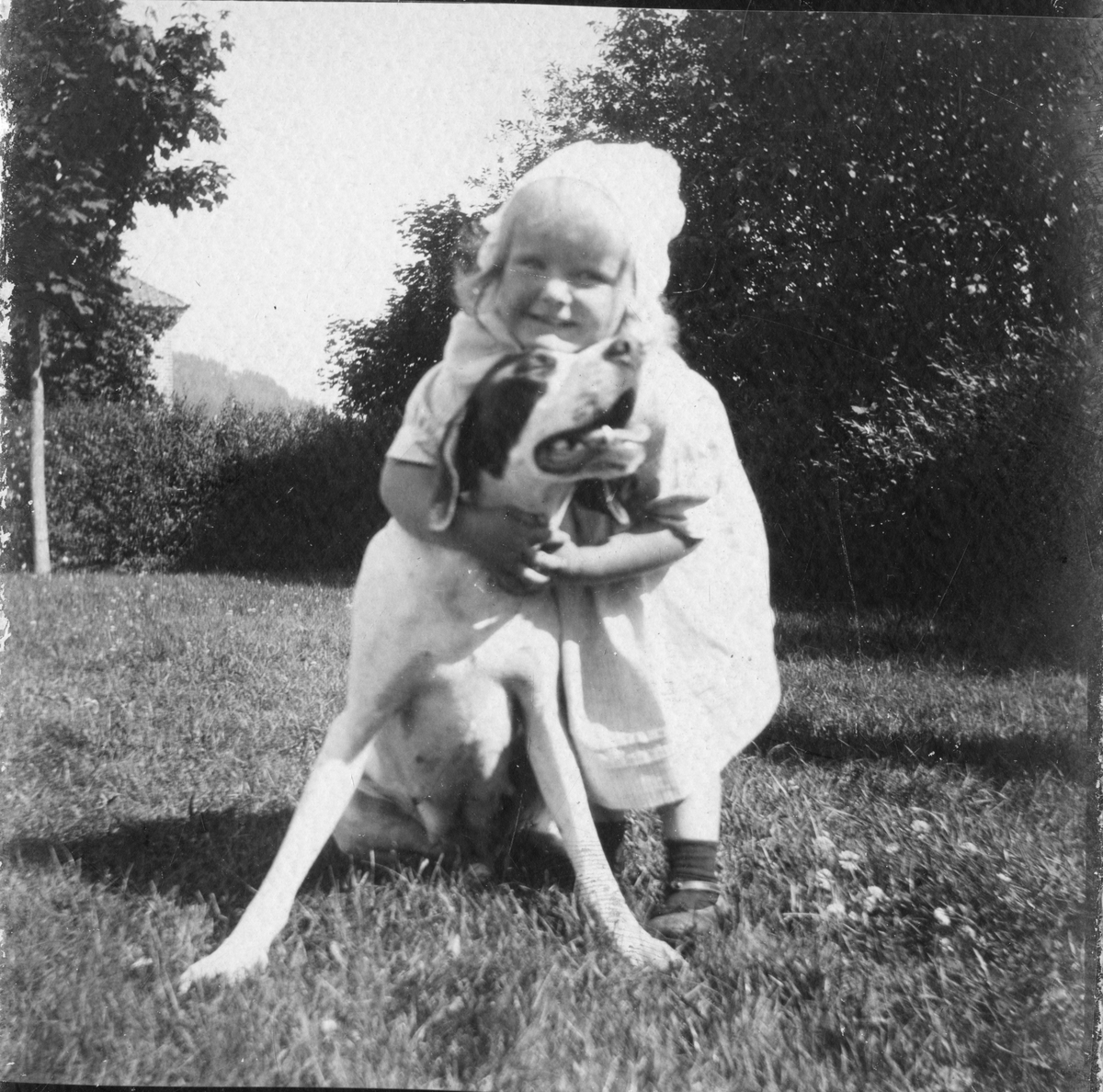 Cecilie Aall gift Mathiesen som koser med en hund, ca. 1916