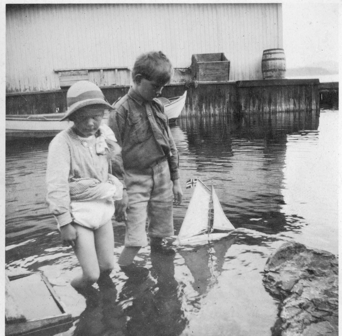 Foto av søsknene Aall. Fra venstre: Storebror Niels Frederik og Cecilie Aall