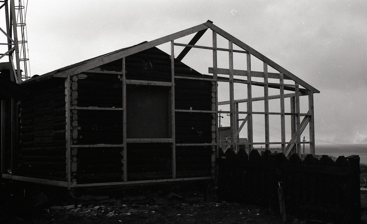 Påbygg av tømmerhytte for å huse kontorassistent i Sysselmannsgården.  