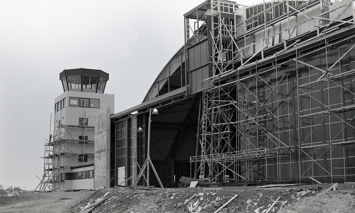 Hangaren og flyplasstårnet under bygging. 