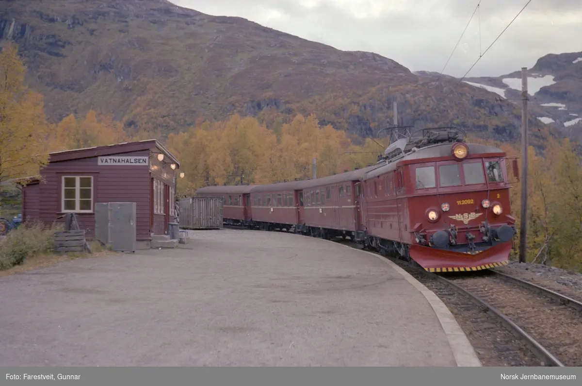 Elektrisk lokomotiv El 11 2092 med persontog til Flåm på Vatnahalsen holdeplass