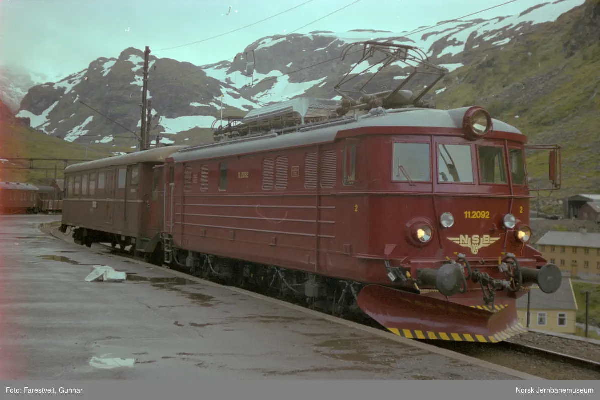 Elektrisk lokomotiv El 11 2092 med persontog til Flåm på Myrdal stasjon