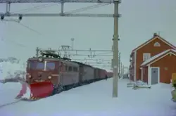 Elektrisk lokomotiv El 13 2158 med godstog fra Voss til Høne