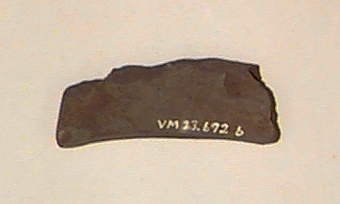 Fem järnfragment, varav det största har måtten 46x28x7 mm, de övriga ca 10-20 mm stora. Nitar på några av fragmenten.