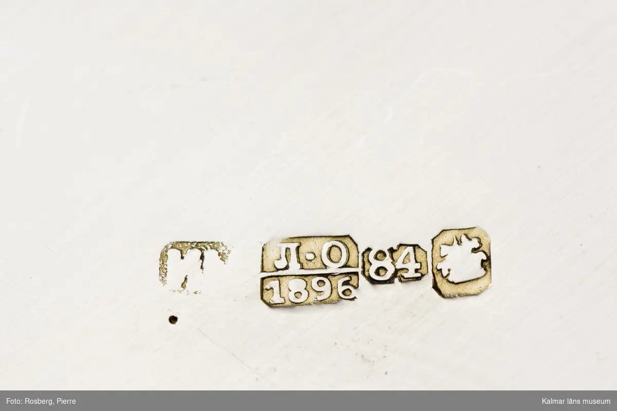 KLM 27815:3 Gräddkannna, ingår i teservis. Av silver. Mått: H 8 cm. Ytan reliefgraverad i orientaliska mönster samt spegelfält med ryska stadsmotiv i niello. Insidan förgylld. Stämplar: Ryska, 1896.