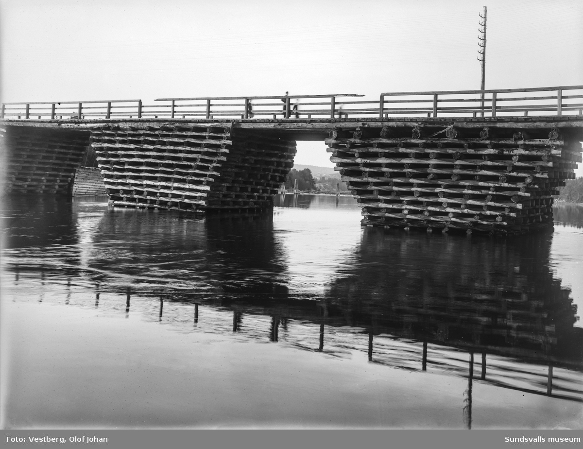 Två bilder av den gamla träbron i Njurundabommen, tagna västerut,  innan den nya betongbron påbörjats.