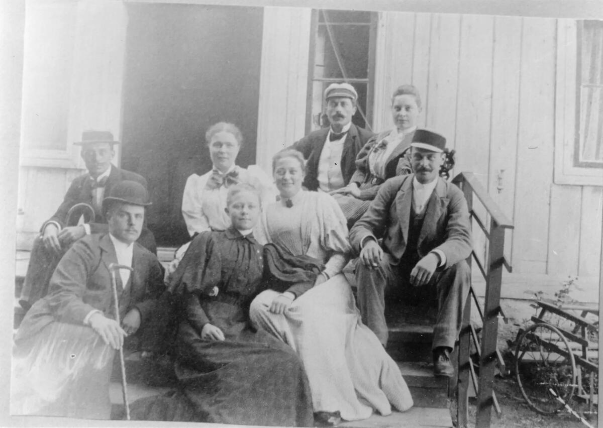 Familjen Salomonsson med gäster på trappan till norra flygeln.