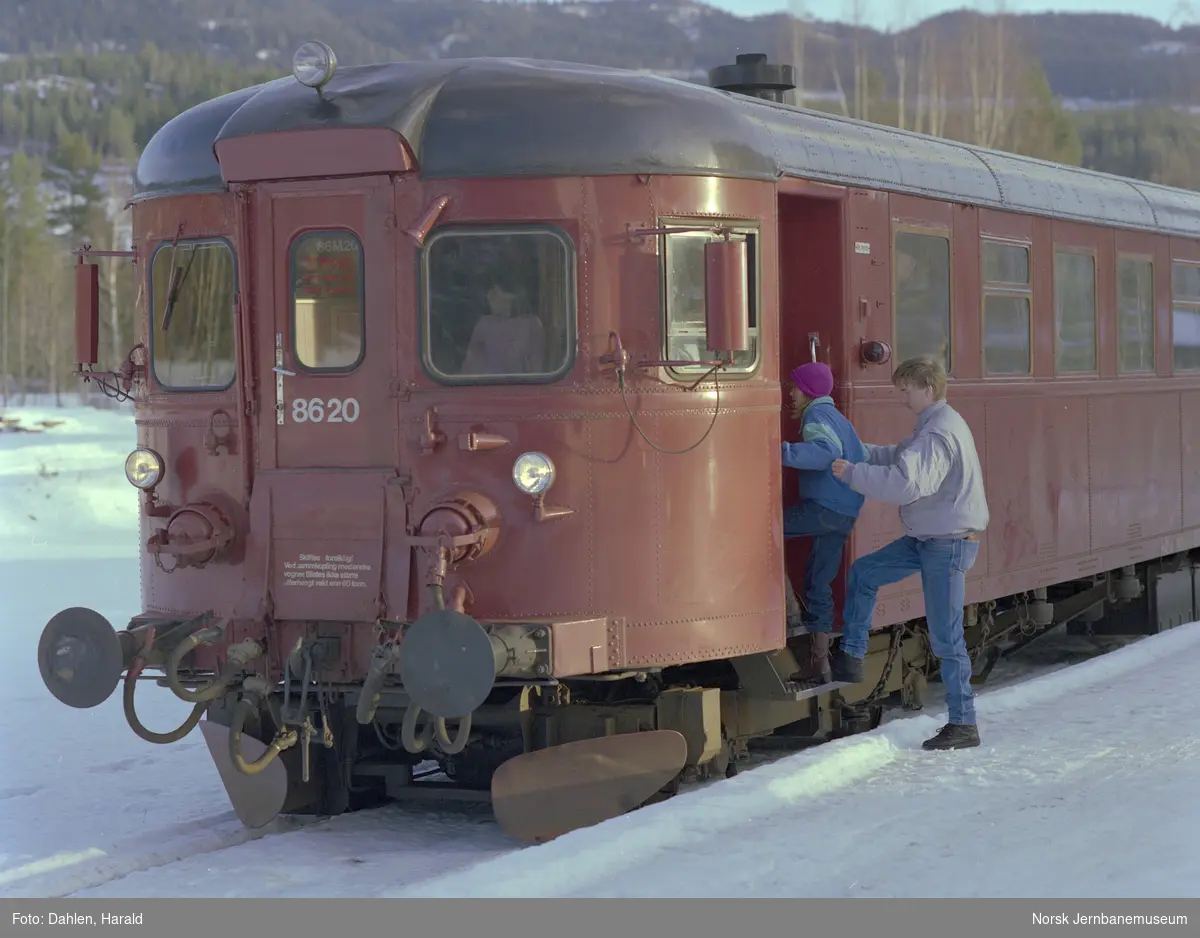 Dieselmotorvogn BM 86 20 med persontog til Rødberg vpå Veggli stasjon på Numedalsbanen