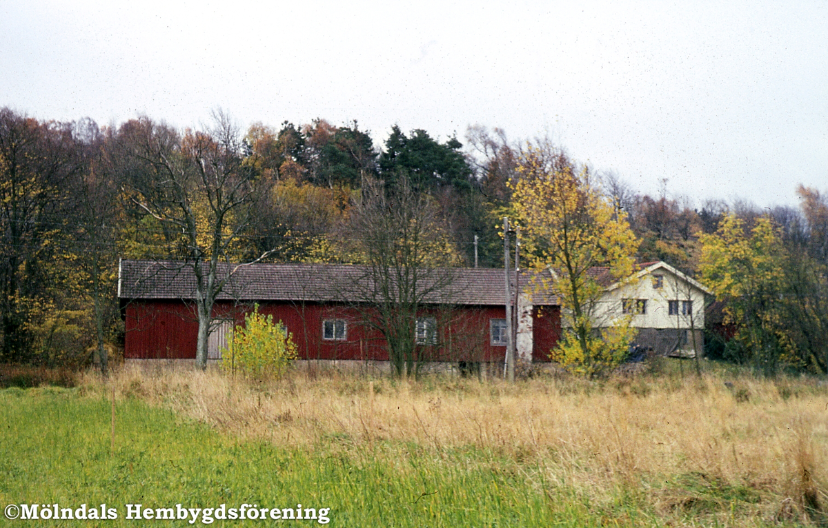 Bebyggelse på gården Kroken 1 i Kärra, Mölndal, på 1960-talet.