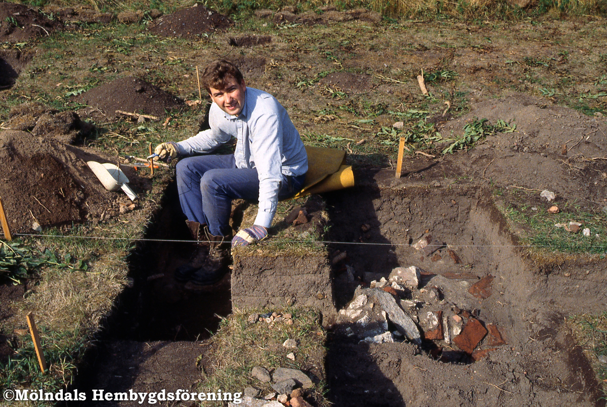 Gunnebo i Mölndal, juli 1995. En arkeologstuderande gräver ut grunden för ett tidigare växthus.