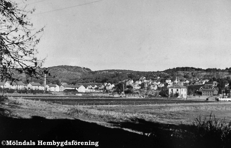 Bosgården i Mölndal. Okänt årtal. I förgrunden till höger ses Petersens bostadshus. Vy mot Bosgården och Trädgården. AF 2:15.