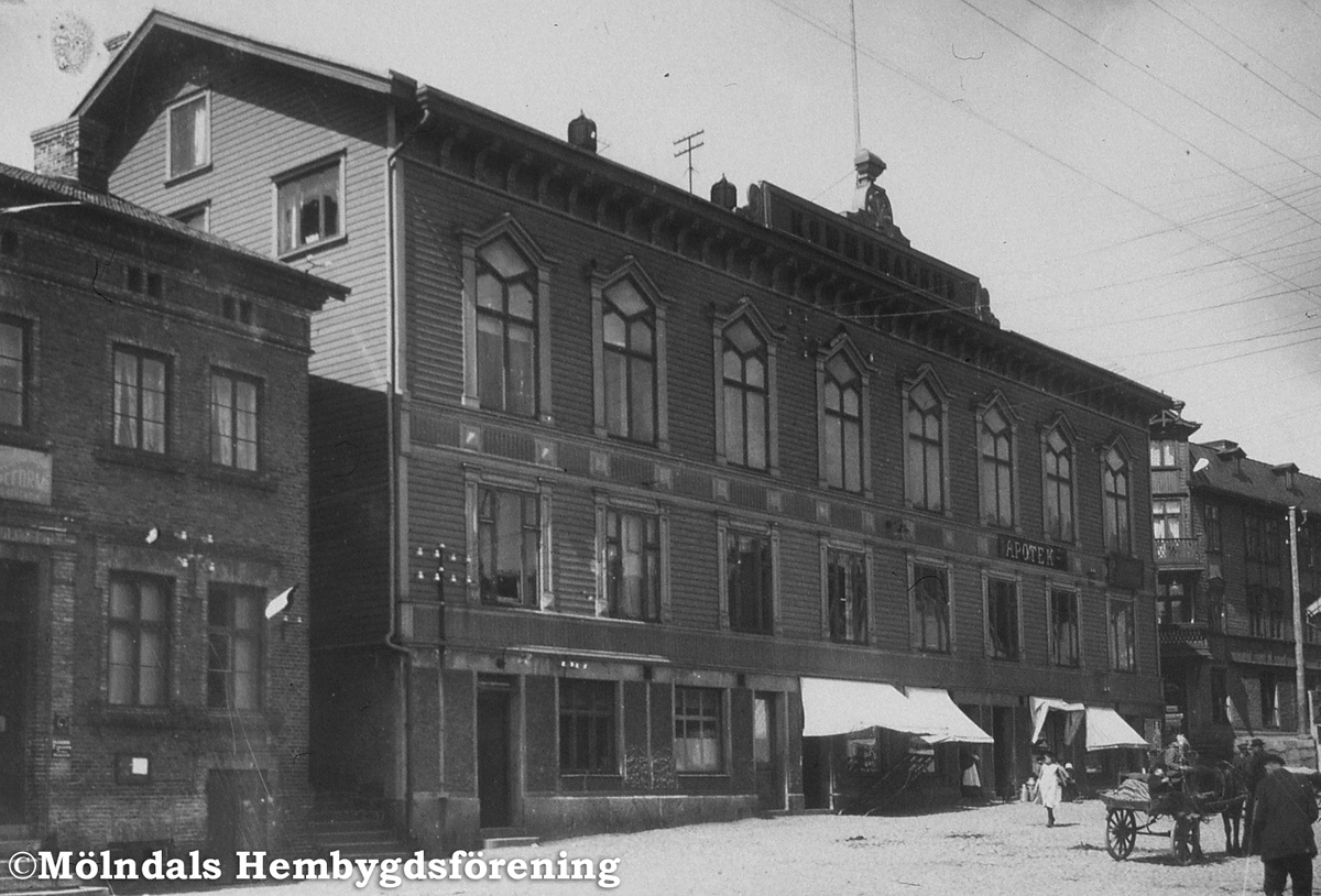 Gamla torget i Mölndals Kvarnby. Stadshuset (kallades då Kommunalhus) och kooperativa affären Reform. Fotografi taget på 1920-talet?
