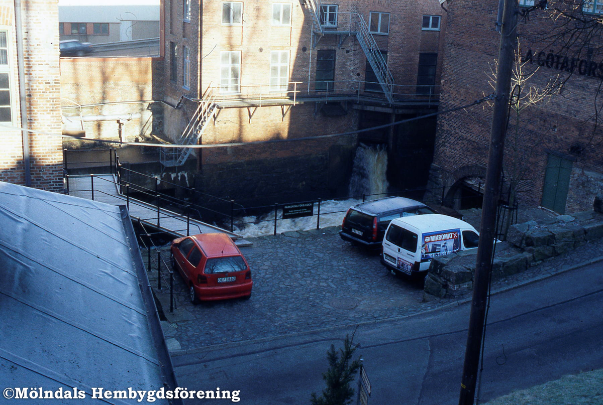 Mölndals Kvarnby, år 2000. Parkeringsförbud  hjälper inte på Royens kvarnplats.