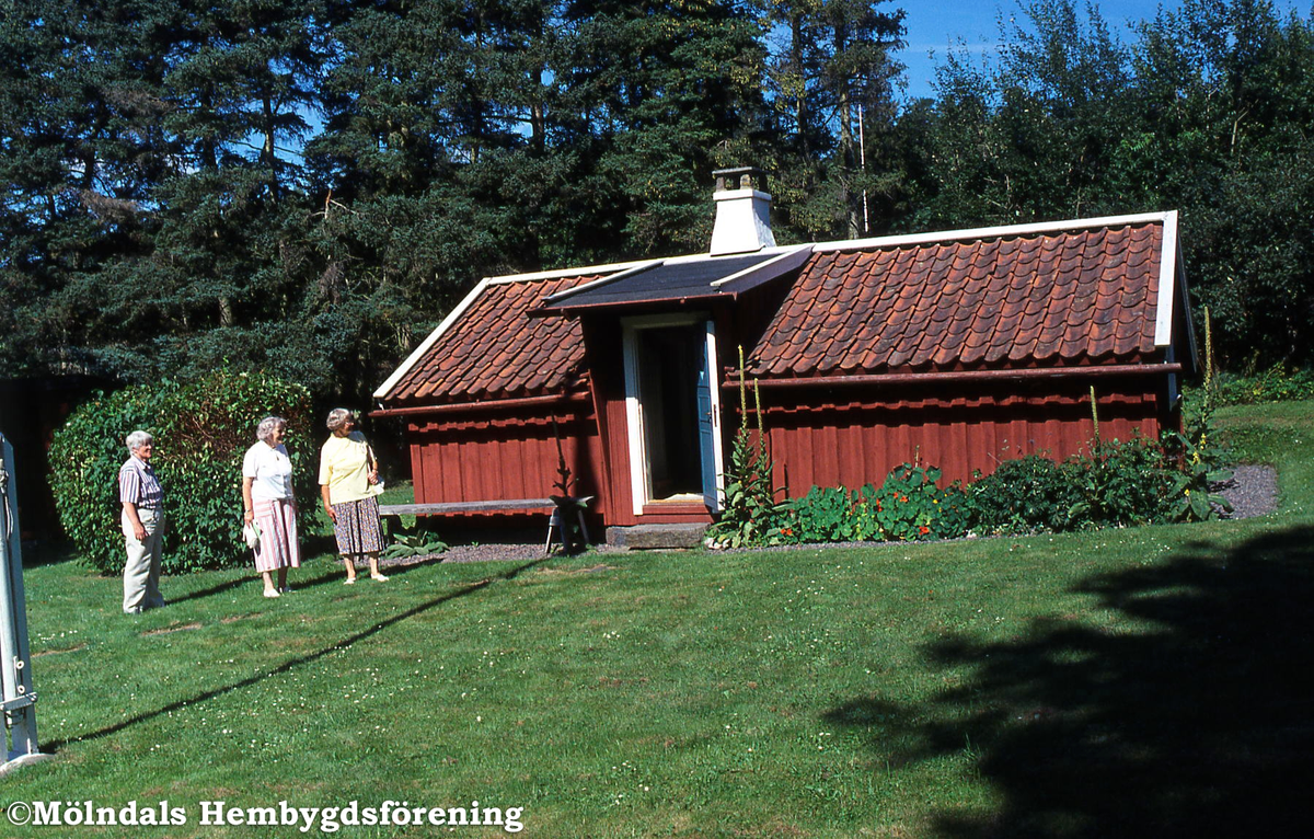 Dalslyckestugan i Särö, Kungsbacka kommun. Med på bilden syns Solveig Olsson, guiden och Gulli Gustavsson. Fotografi taget 2002.