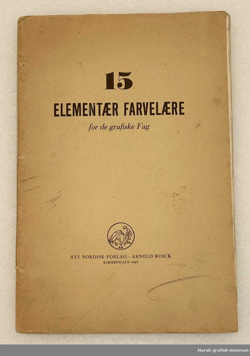Boken "Elementær farvelære", nr. 15 i serien "Typografisk lærebog". Forfatter I. Meineke Nielsen. Annen utgave. 
Sidene i boken er splittet.
