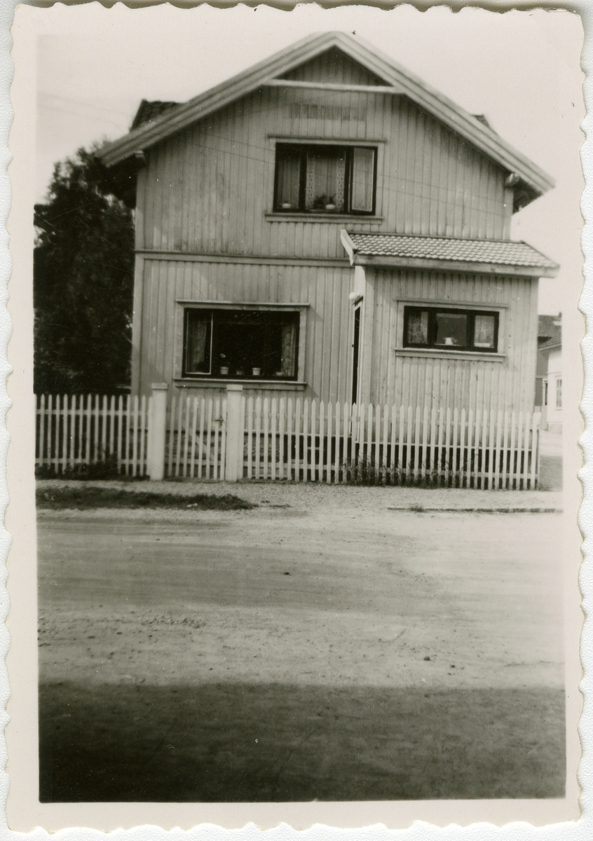 Foto av barndomshjemmet til forfatter Tor Åge Bringsværd fra 1952. Adressen var Amtmand Aallsgate 47