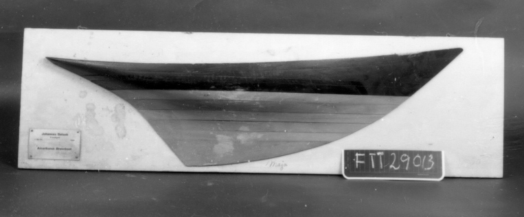 Amerikansk brønnbåt No 50, 1894. Båtbygger Johannes Selsvik.
Halvmodellen montert på trefjøl, fjøla er grå, modellen er svart over vannlinjen og lakkert under. Trefjøla er påskrevet "Maja".