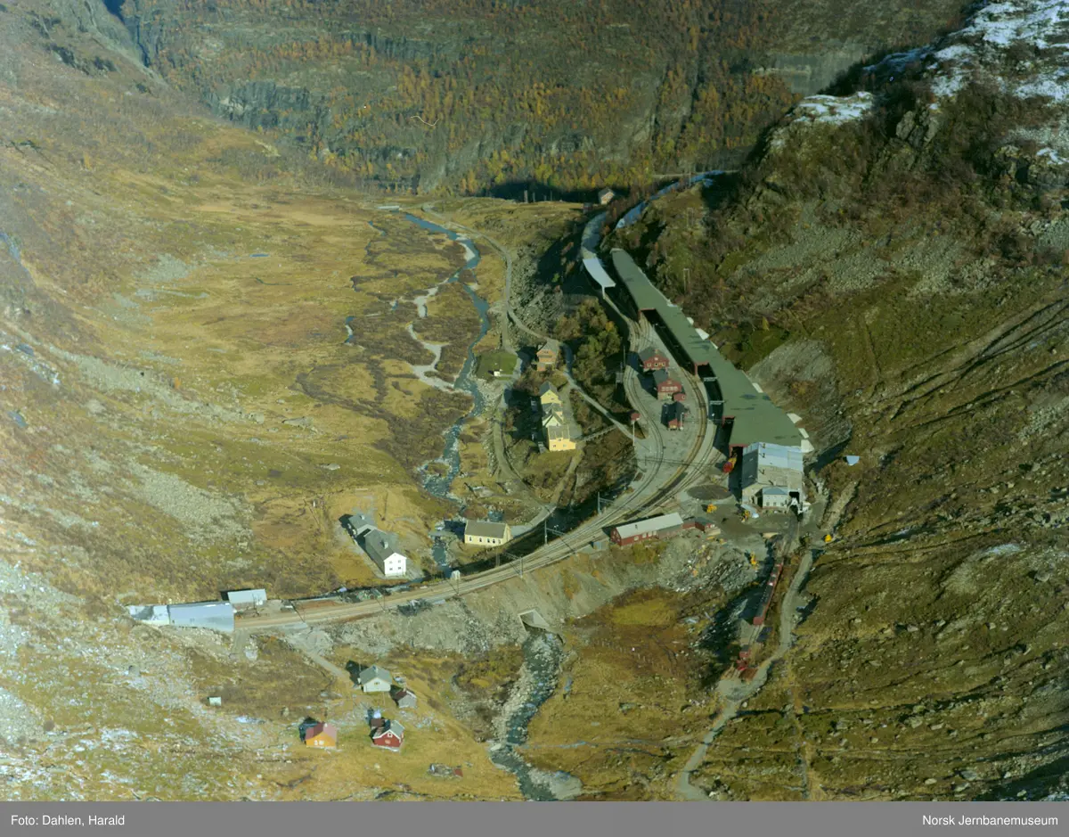Myrdal stasjon sett fra luften - Norsk Jernbanemuseum / DigitaltMuseum