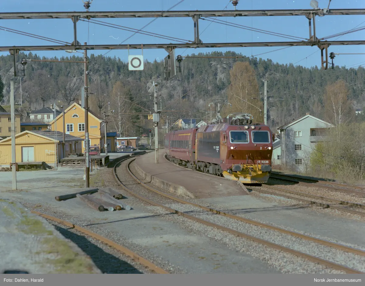 Elektrisk lokomotiv El 17 2226 med tog retning Kristiansand på Drangedal stasjon