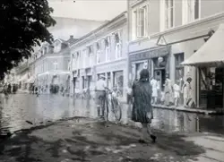 Hamar, Strandgata 15, Mjøsflommen 1927, barn leker i vannet 