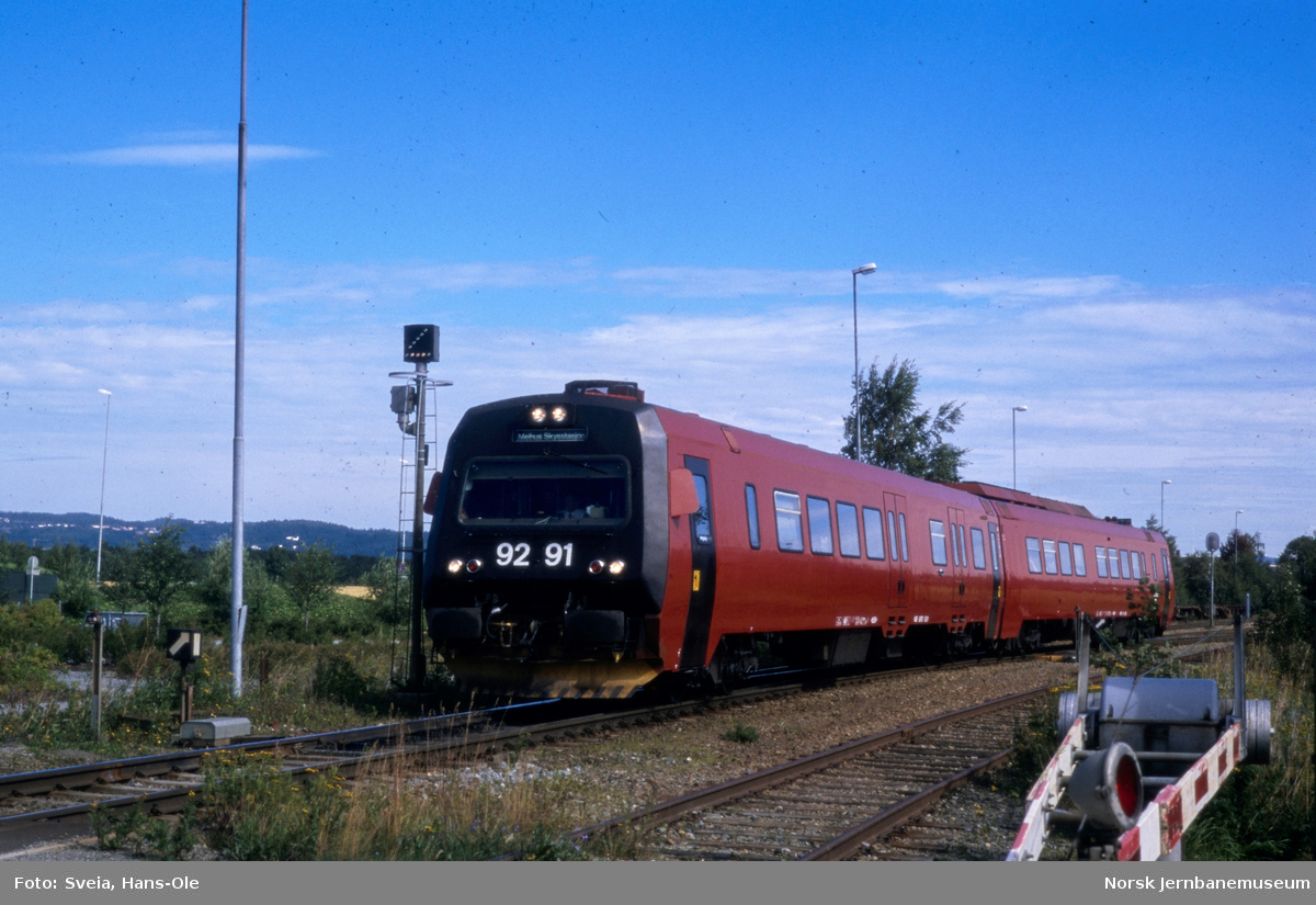 Dieselmotorvognsett type 92, med styrevogn BS 9291 og motorvogn BM 92 15, med persontog til Melhus, tog 1716, på Hell stasjon