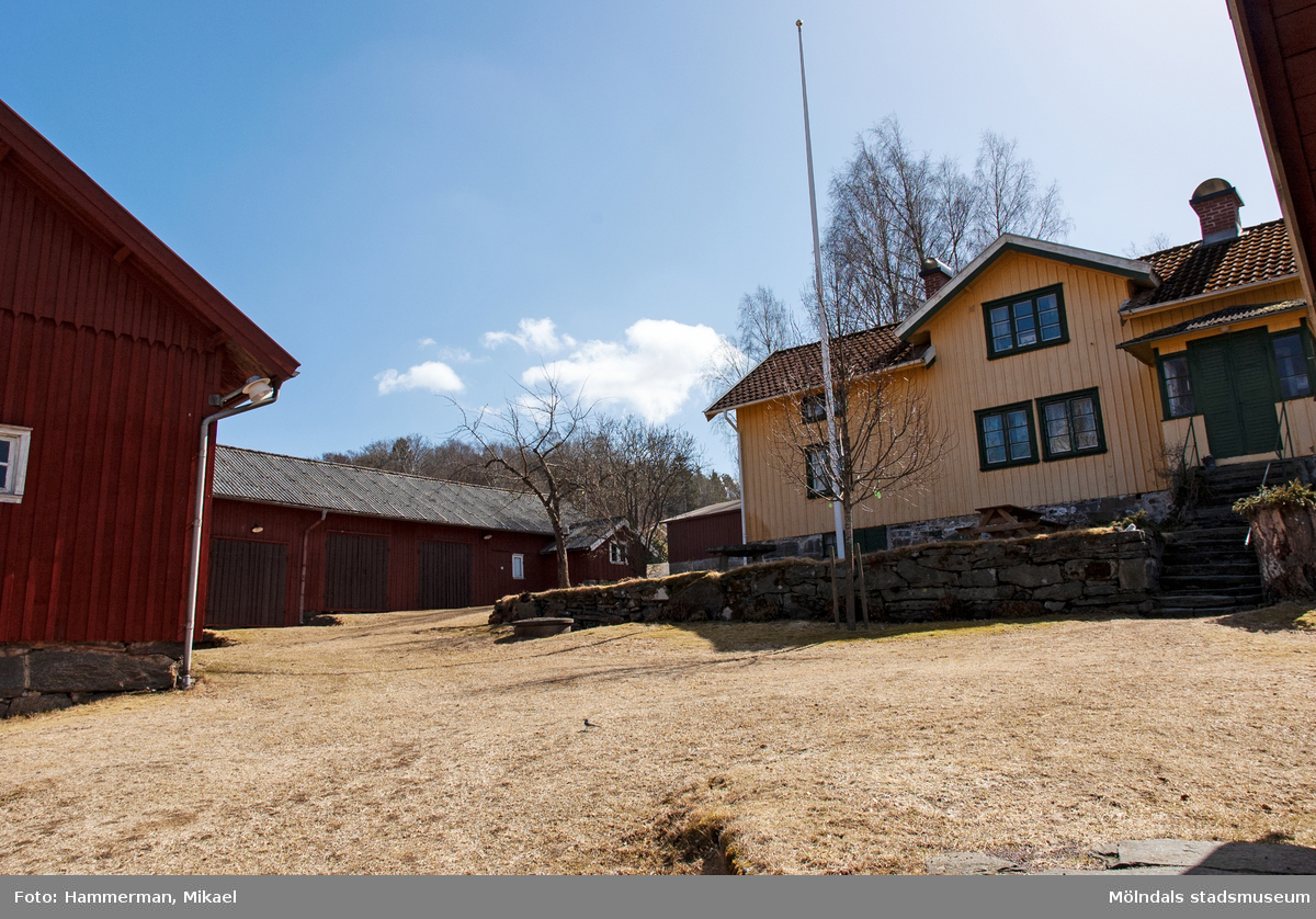 Ladugård och bostadshus på hembygdsgården Börjesgården i Lindome, Mölndals kommun, i april 2013.