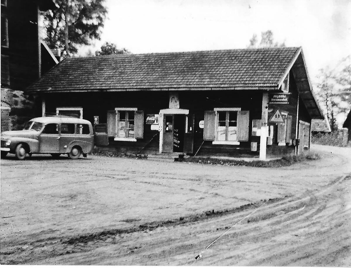 Detta var tidigare Pålhammars affär. Bilden är antagligen tagen under den tid den drevs av Herbert Berglund. Affären upphörde 1963. På senare tid fanns här butiken Äldre Ting.