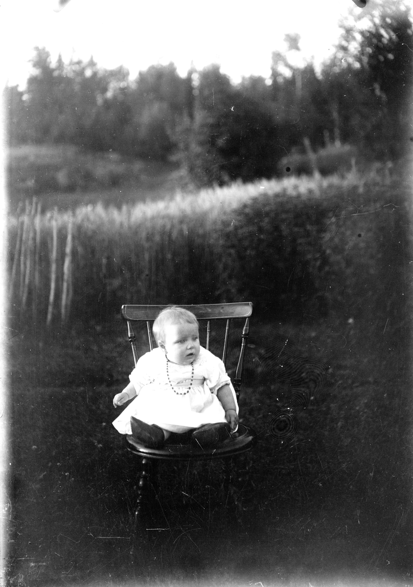 Portrett av barn sittende på stol.

Fotosamling etter fotograf og skogsarbeider Ole Romsdalen (f. 23.02.1893).