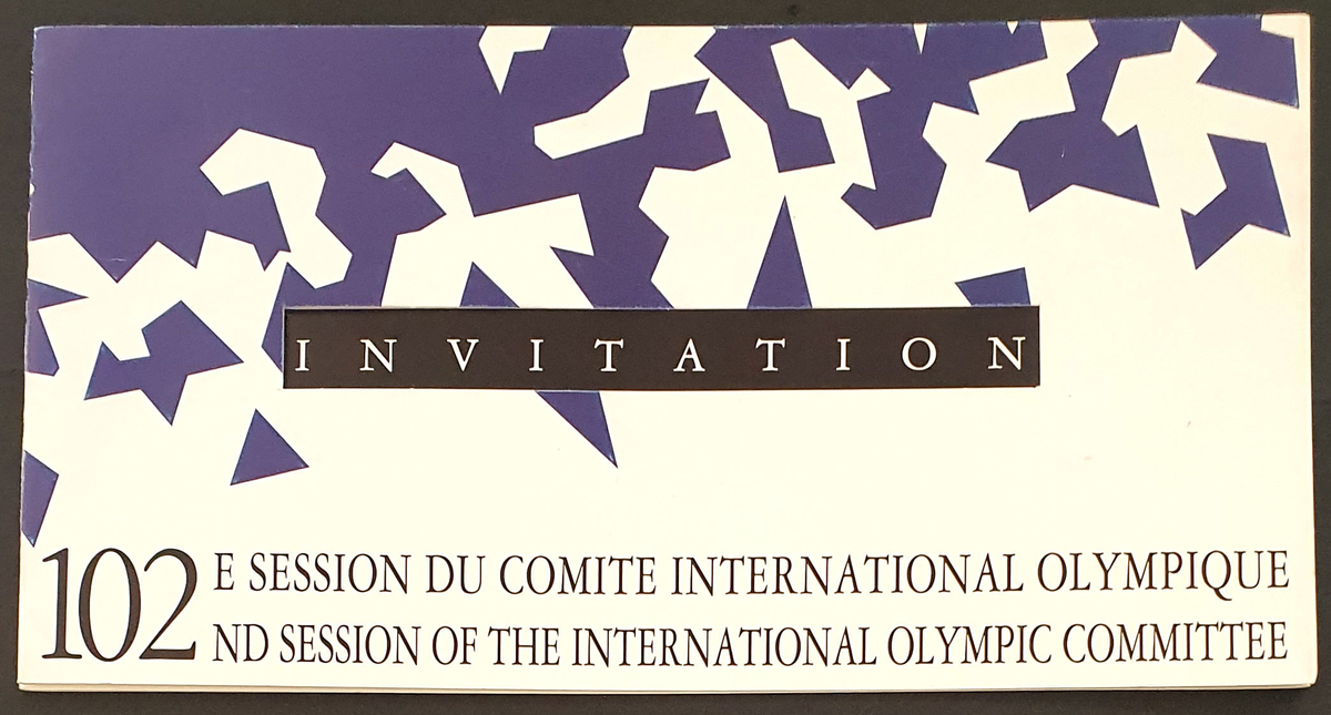 Invitasjon fra IOC til deltagelse på 102 IOC Session på Lillehammer i 1994. Invitasjonen er brettet på kortsiden, med fire lengder. De olympiske ringer er preget inn i kortet. Krystallmønster på forsiden, emblem for LIllehammer '94 på innsiden, og logo for IOC's 100 års jubileum på baksiden.