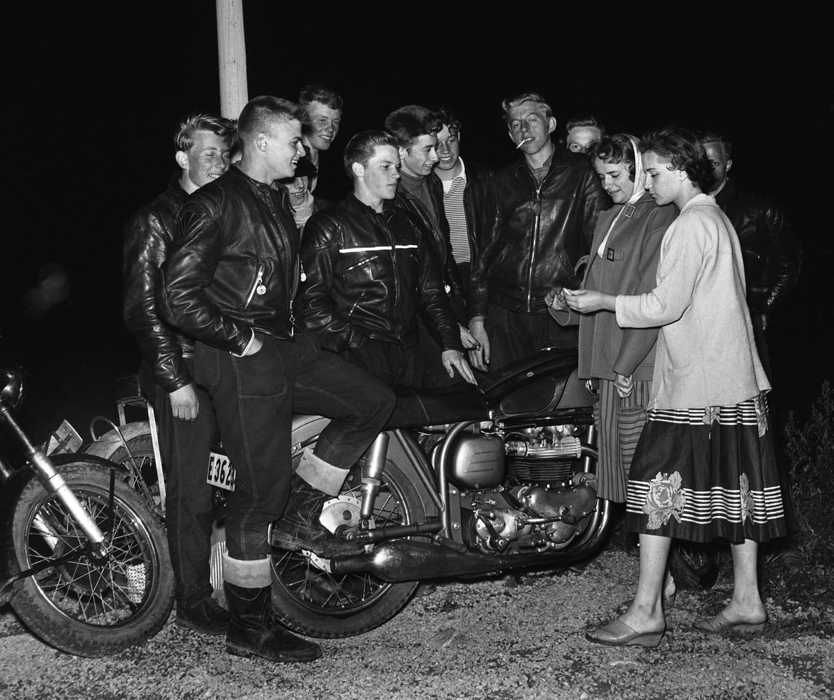 ungdomar-vid-en-motorcykel-bild-link-ping-digitaltmuseum