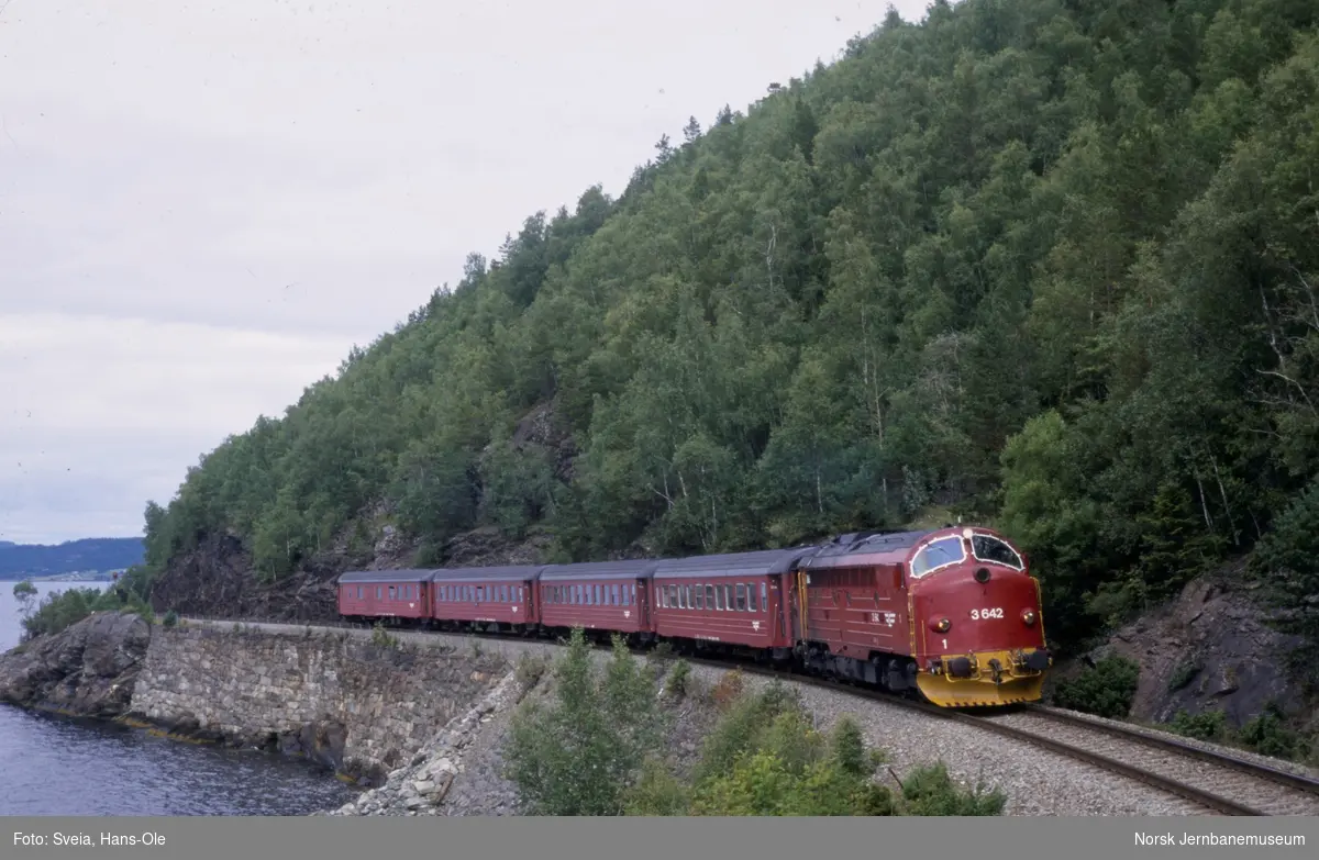 Diesellokomotiv Di 3 642 med persontog fra Mo i Rana til Trondheim, tog 478, ved Gjevingåsen mellom Hell og Hommelvik