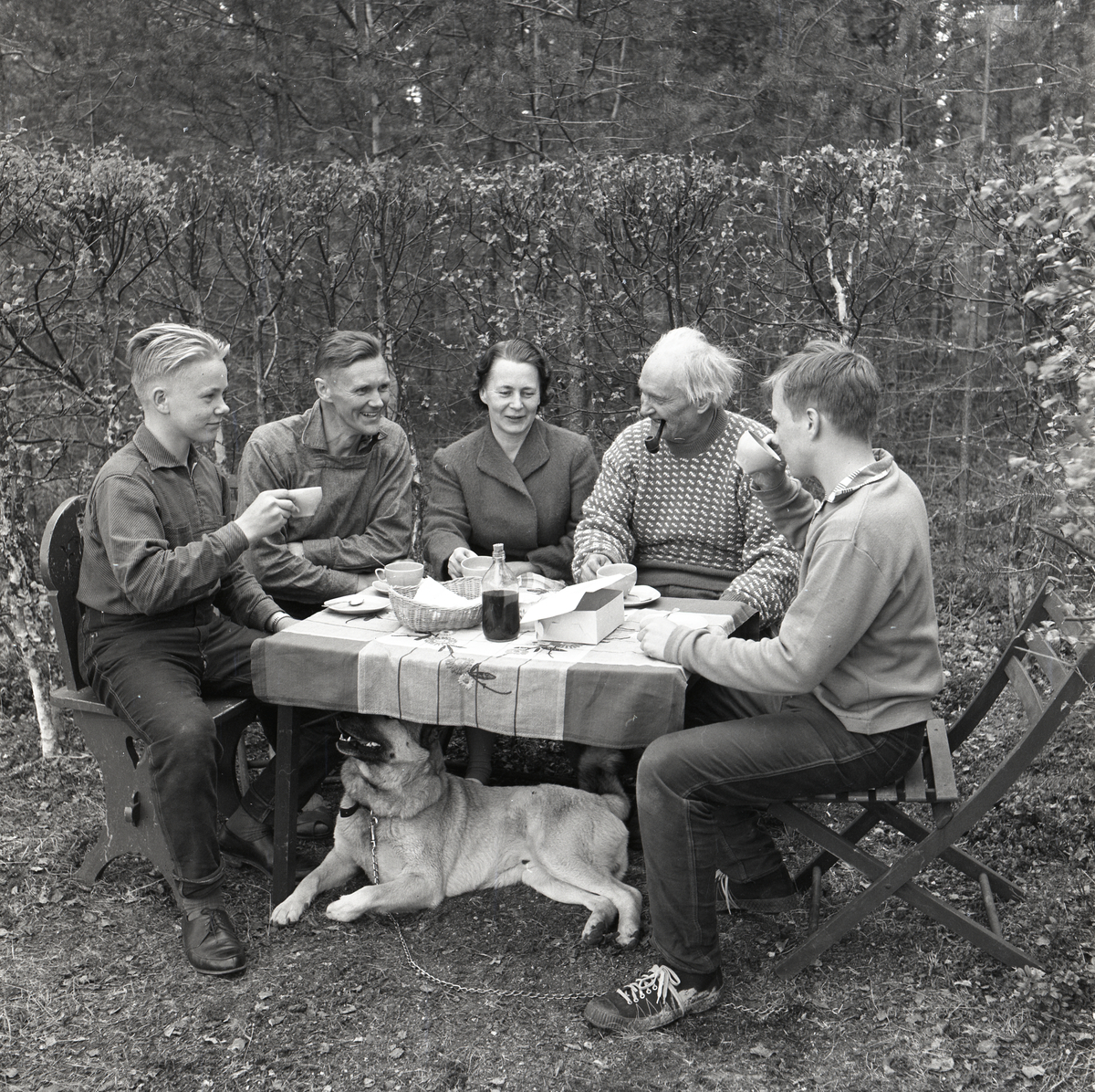 Hilding fikar med sin fru och sina söner vid Albert Vikstens torp Ängratörn.