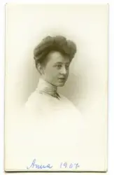 Anna Skavhaugen 1907.
Bilde er fra fotoalbum GM.036888.