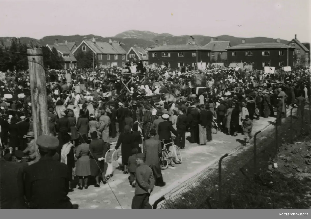En folkemengde. Bilde tatt i Bodø under feiring av freden etter okkupasjonen 1945.