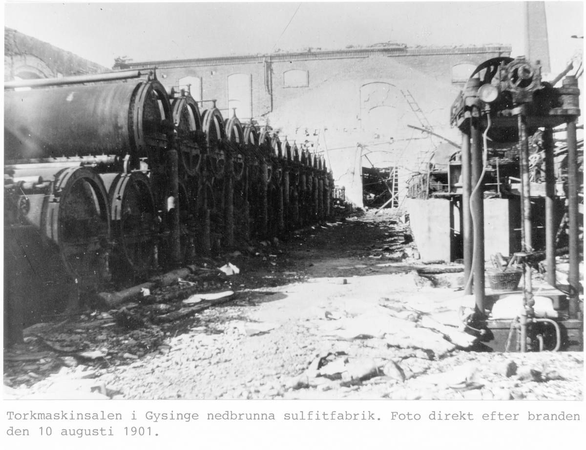 Torkmaskinsalen i Gysinge nedbrunna sulfitfabrik. Foto direkt efter branden den 10  augusti 1901.