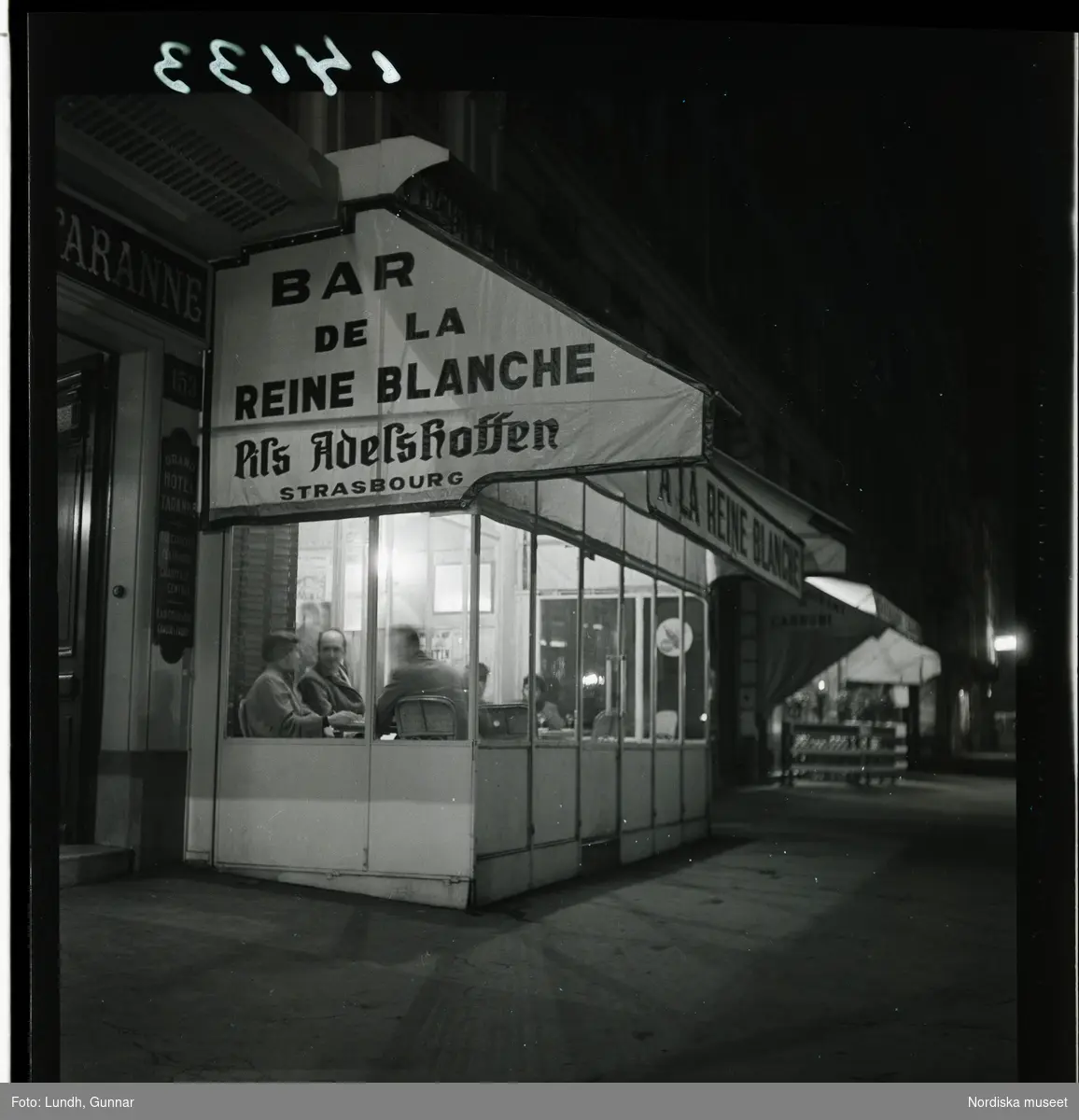 1950. Paris. "Bar de la Reine Blanche" sett från gatan. exteriör kväll.