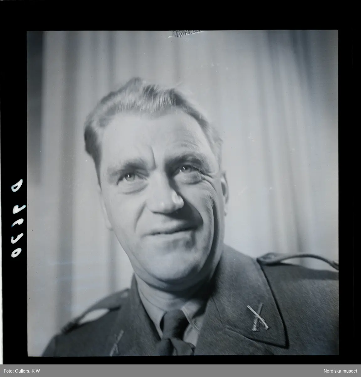 558 Wilhelm Moberg. Porträtt av Vilhelm Moberg i uniform.