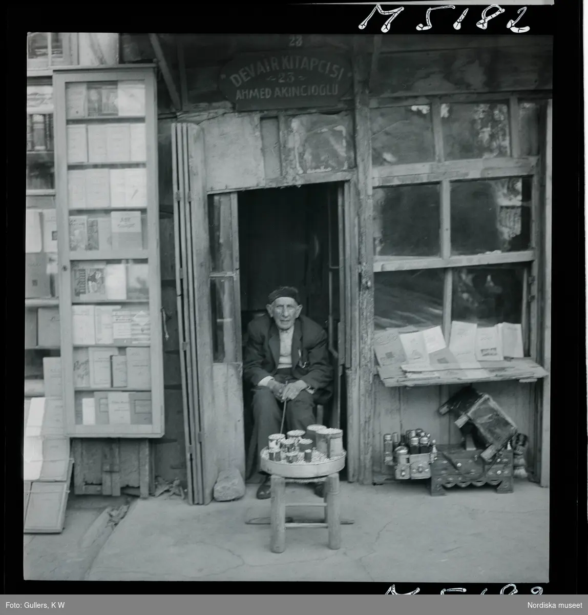 1717/K Istanbul allmänt. Gatuliv. En man sitter i dörröppningen till sin butik.