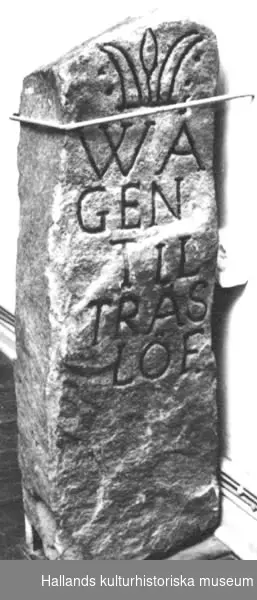 Vägvisare av granit med text: "WÄGEN TIL TRÄSLÖF", motstående sida: "WÄGEN TIL WARBÄRG 1816."