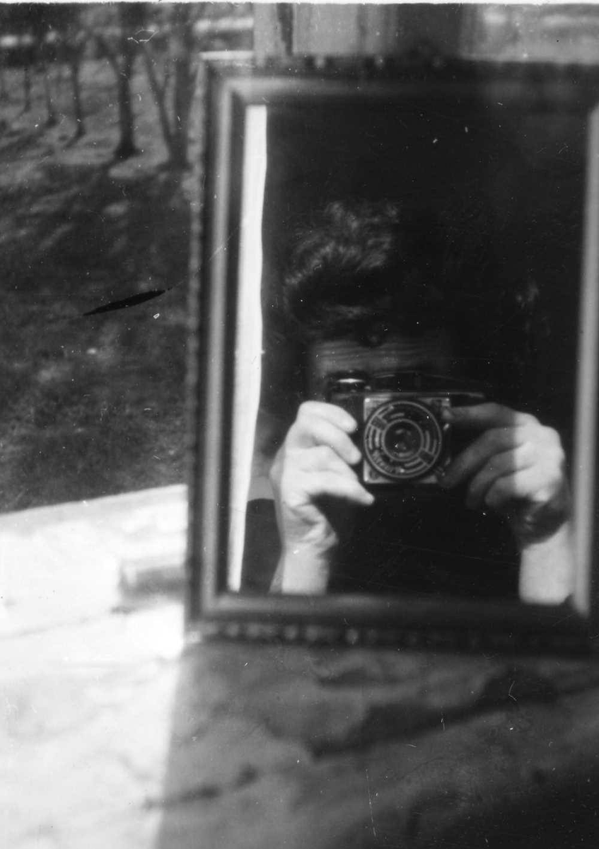 Fotograf Bernhard Michelsen tar et selvportrett i speilet?